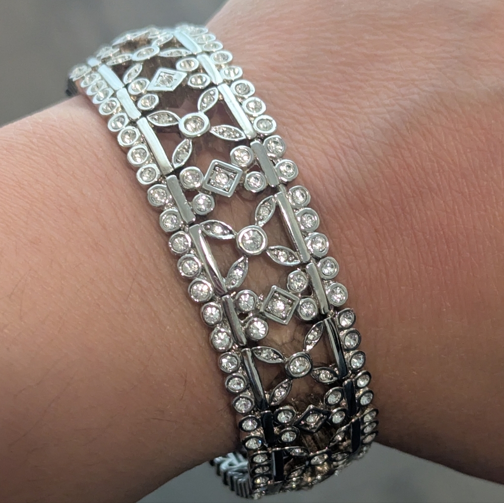 Elegant Silver Bracelet with Crystal Accents